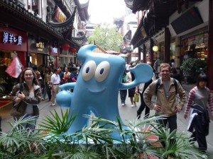 Wir und das Expo2010-Maskottchen