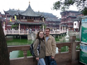 Wir vor einem Teehaus in der Altstadt